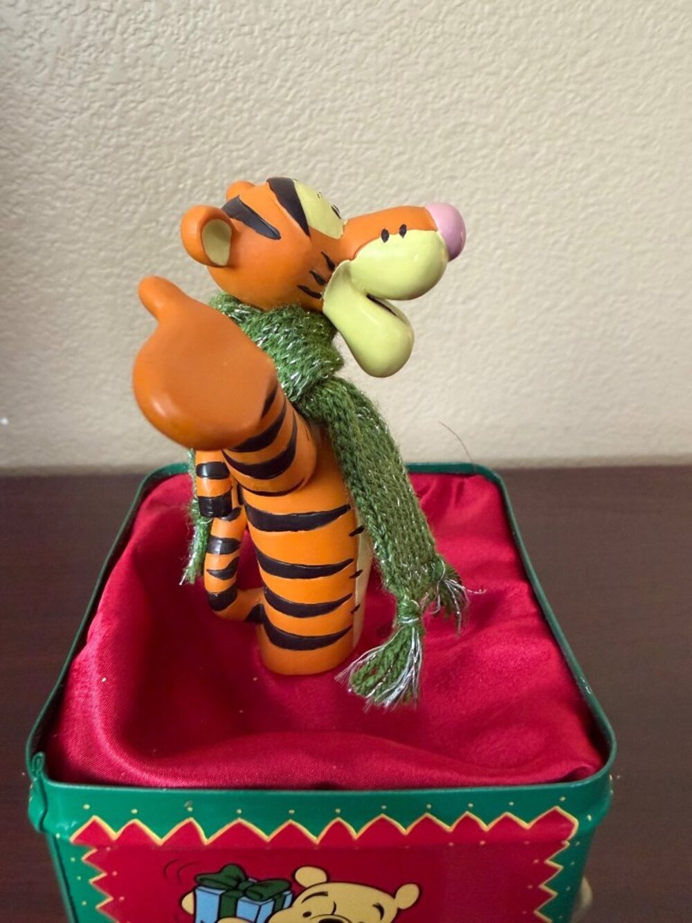 1999 Disney Store Tigger "A Christmas to Remember" Tin Box Stocking Holder - Picture 10 of 12